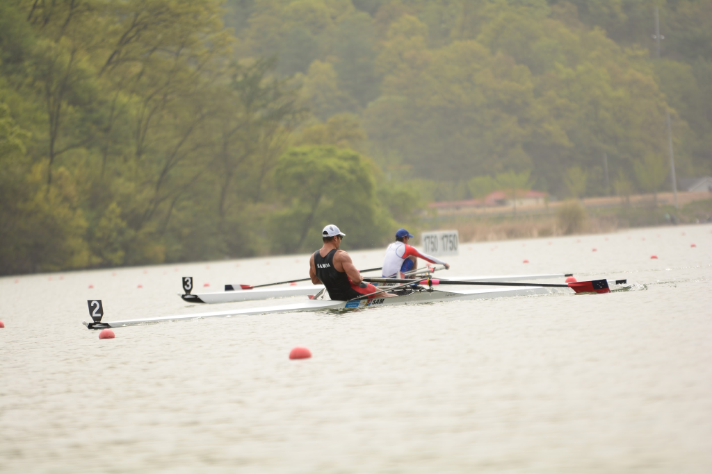 Daniel Marquardt racing the single scull for Samoa, Samoan flag on the blades